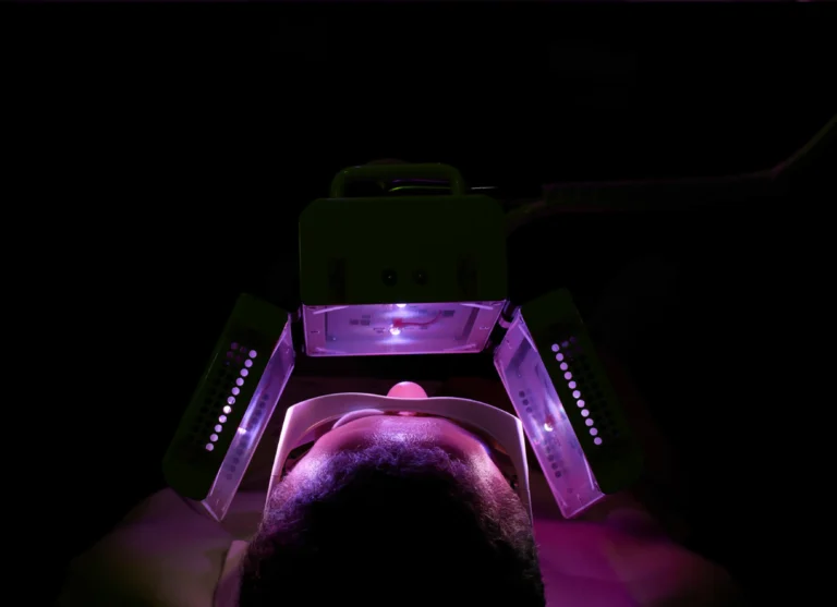paciente a utilizar aparelho de fototerapia
