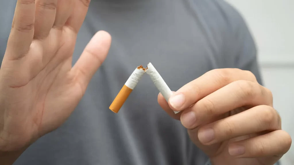 Homem a segurar um cigarro quebrado ao meio