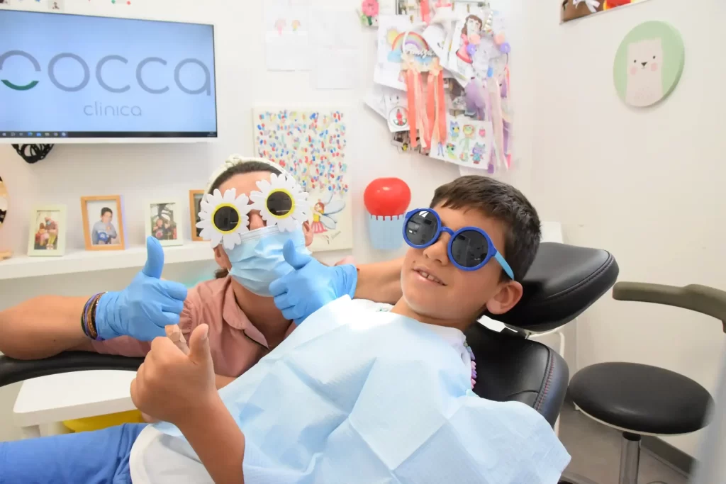 Paciente jovem a sorrir na Bocca clínica com a dentista.