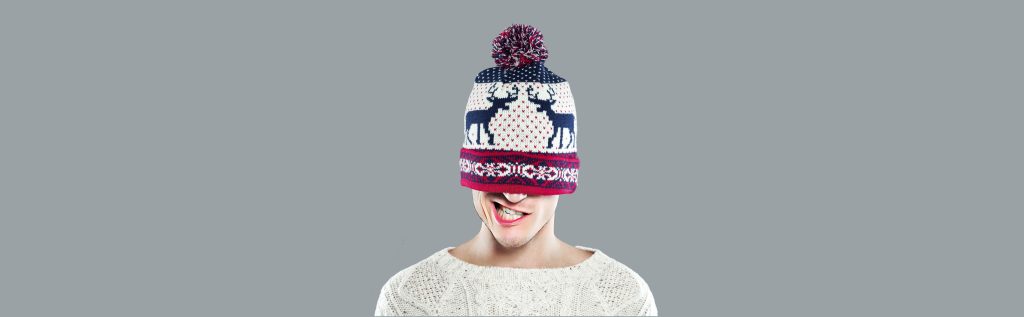 homem com gorro de inverno a tampar os olhos e a boca meio aberta